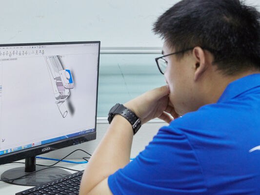 Wodoodporna lampa LED D4 160LPW z gotowym trybem awaryjnym 4W@3HRS Plug and Play, łatwa w konserwacji​, odpowiednia do garaży i oświetlenia.