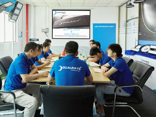 Wodoodporna lampa LED D4 160LPW z gotowym trybem awaryjnym 4W@3HRS Plug and Play, łatwa w konserwacji​, odpowiednia do garaży i oświetlenia.