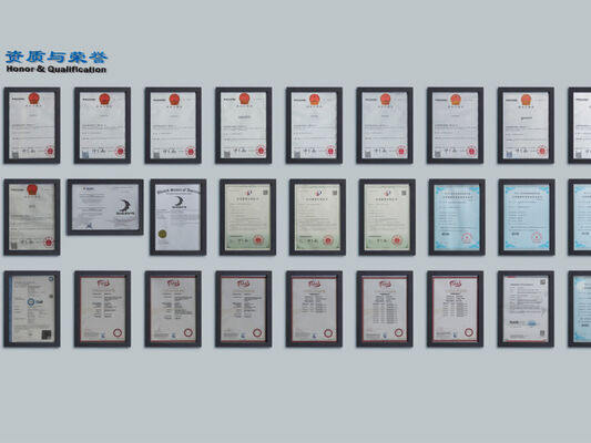 Lampa LED D4 odporna na wilgoć z przełącznikiem DIP mocy i pętlą 3CCT, wejście-wyjście przewodu 3*1.5/2.5mm2 lub 5*1.5/2.5mm2 kabla, odpowiednia do warsztatów i magazynów