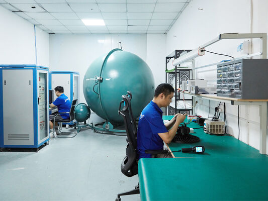 Lampa LED D4 odporna na wilgoć z przełącznikiem DIP mocy i pętlą 3CCT, wejście-wyjście przewodu 3*1.5/2.5mm2 lub 5*1.5/2.5mm2 kabla, odpowiednia do warsztatów i magazynów